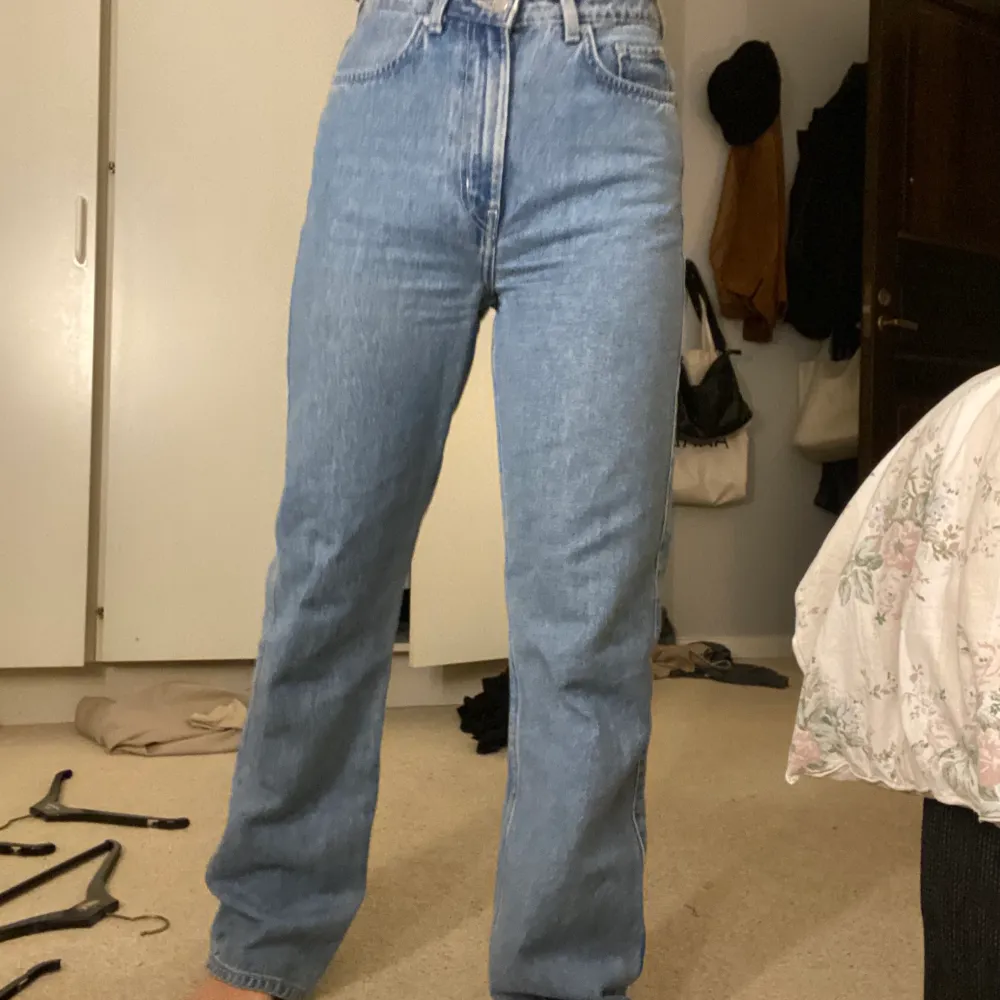weekday rowe jeans i storlek 27/32. ljusblå färg. Jeans & Byxor.