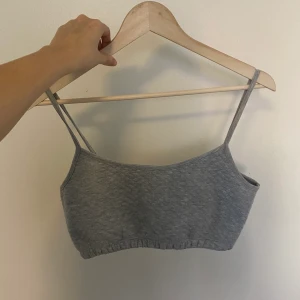 Topp - En topp från Nelly.com, storlek M. Säljer då den inte har kommit till användning ;( 