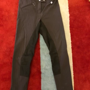 Randiga Cavallo ridbyxor stl xs  - Randiga ridbyxor från Cavallo. Säljes i gott brgagnat skick. 100:- + frakt eller bud!