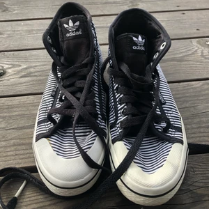 Adidas shoes  - Adidas skor köpta i Tyskland i mycket bra skick! (Inte använt mer än 3-4 gånger) 