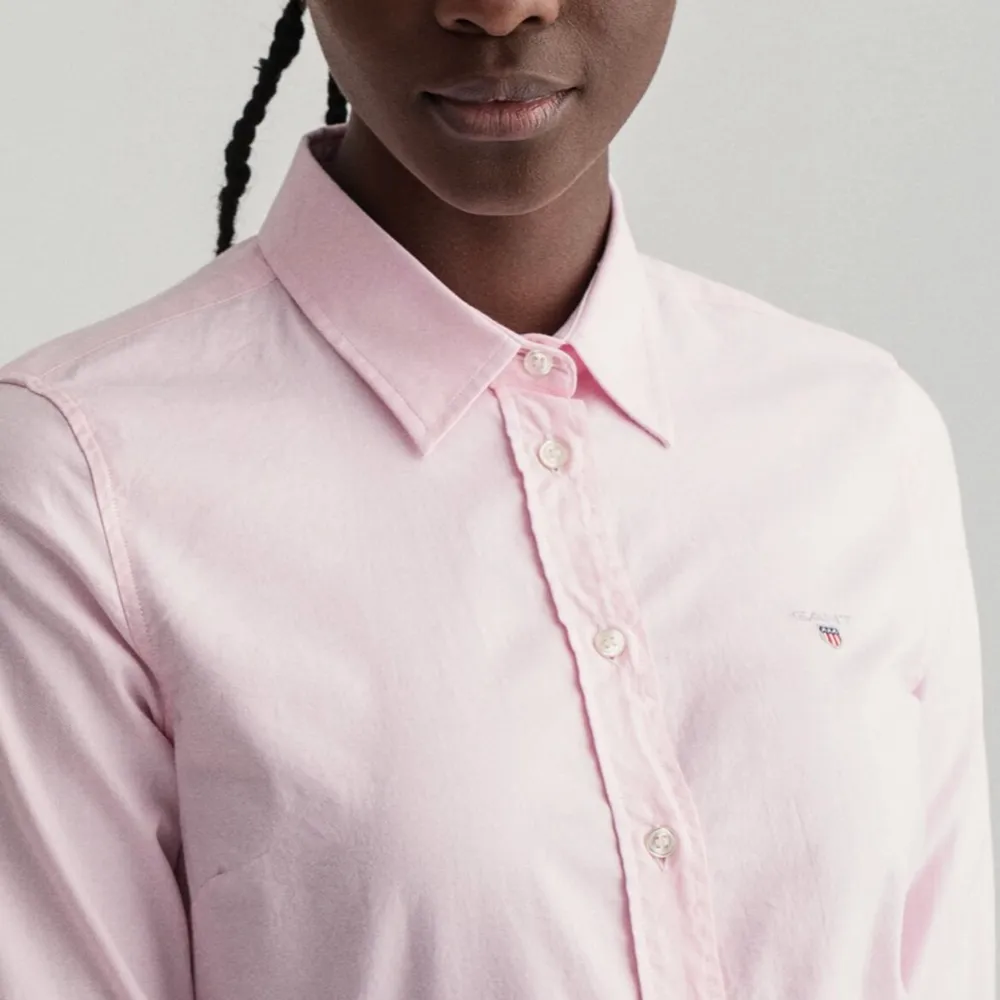 Gant skjorta rosa köpt för 1000kr för ca 1 år sen  inte kommit till användning, Tvättas och strykt innan postning, kontakta mig för mer bilder, frågor eller intresse😊. Blusar.