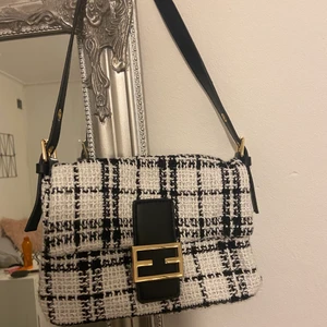 Fendi bag - Jätte snygg väska som en Fendi bag, jag älskar men kommit aldrig till använda 