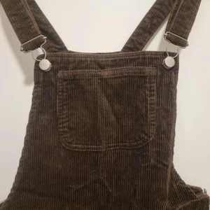 Monki Manchester hängslebyxor - Bruna hängselbyxor i Manchester. Väldigt sköna 🌼