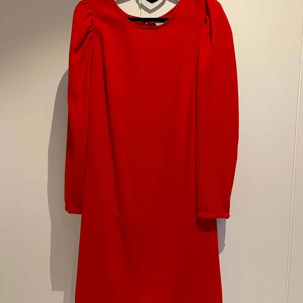 Röd klänning med puff arm från H&M stl XL. Klänningar.