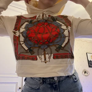 Tröja - Tröja med luva från Zara. Skönt material och coolt tryck. Mycket bra skick. Inga slitningar eller defekter - ser ut som ny.  Hör av dig vid frågor eller fler bilder <333