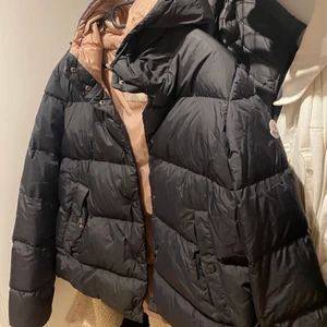 Moncler Jacka Lena Giubotto - Säljer nu min fina moncler jacka som är använd en vinter. Alltså är den i mycket fint skick. Säljer den för att den inte kommer till användning och känner då att den kan få komma hem till någon annan som kommer använda den och visa upp den 😅✨  Storleken är nmr 5 alltså XL men skulle säga att den även passar en L.  Jackan är en kort modell.  Säljer den för 4000 men kan tänka mig gå ner lite i pris vid snabb affär.  Köptes för 7499.  QR kod och scanner finns i jackan som äktshetsbevis ❣️
