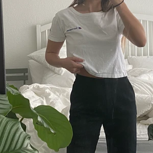 Champion tshirt - Croppad vit t-shirt från Champion. Köpt för ca 2 år sedan i usa. Inte använd på ca 1 år o därav säljer jag den💗 den har lite deo fläckar under armarna som knappt syns men skickar självklart bild på detta om de önskas! Skicka privat vid frågor eller intresse <33