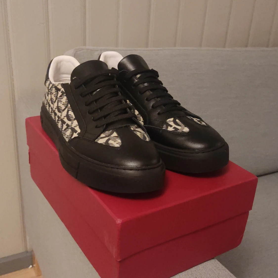 Salvadore Ferregamo sneakers storlek 42