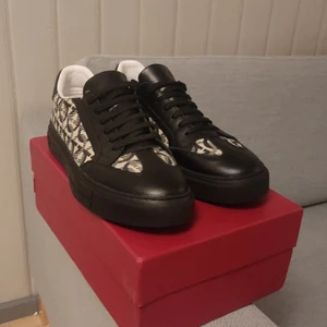 Salvadore Ferregamo sneakers storlek 42 - Storlek 42 helt nya oanvända otroligt fräscha å snygga