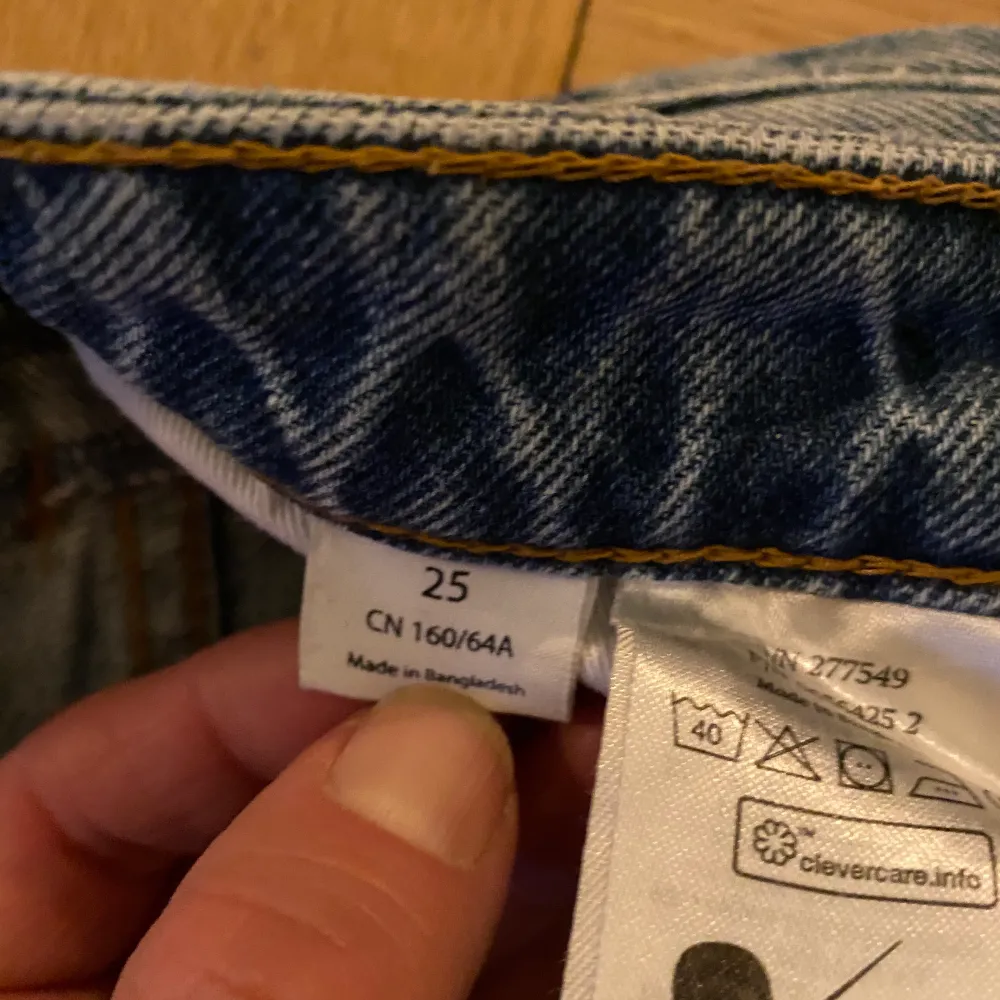 Sjukt snygga jeans från Monki som tyvärr blivit för små. Waist 25, vida ben.. Jeans & Byxor.