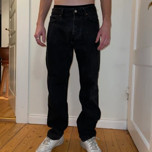 Straight jeans - Svarta jeans med perfekt passform. 