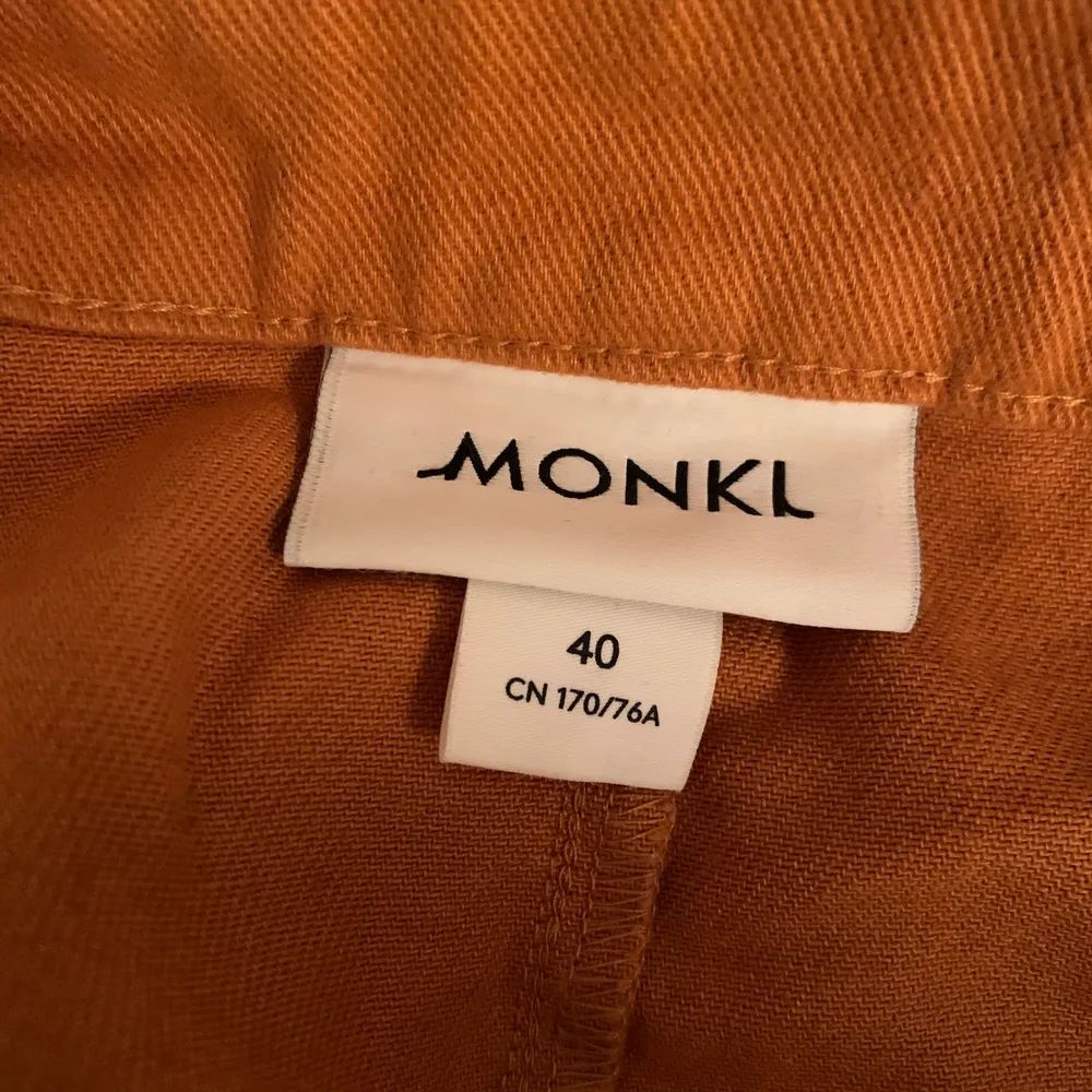 Gul/orange kjol från monki :) Aldrig kommit till användning, tycker inte om passformen. Den är ganska kort på mig som är 170. Köparen står för frakten :). Kjolar.