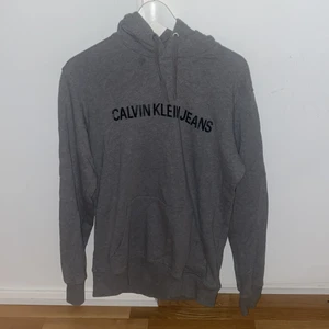 Calvin Klein hoddie - Knappt använd calvin klein hoddie( allstå nyskick, inga skador), säljer då den inte kommer till användning. Storlek M men passar även S om du vill ha den lite mer oversized