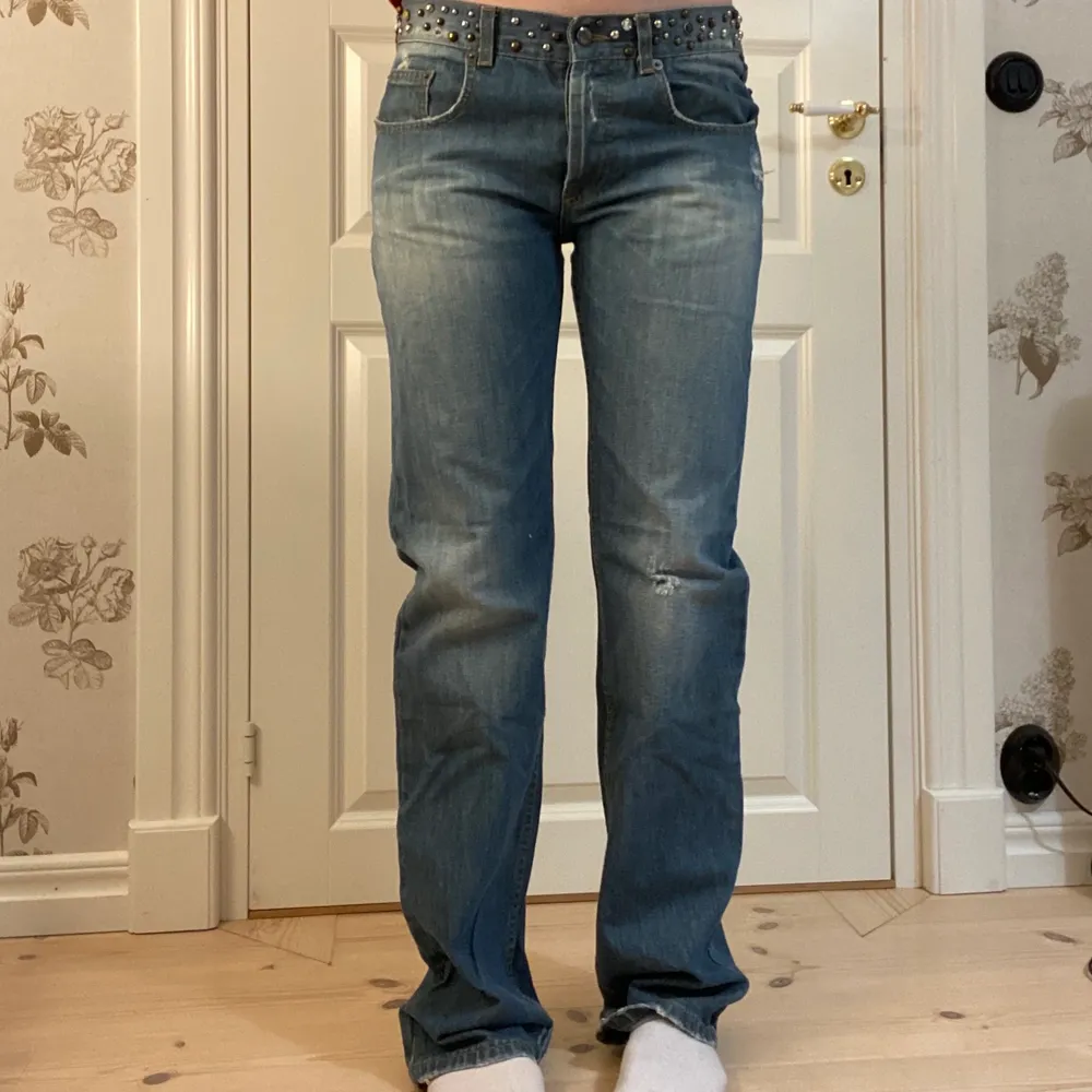Lågmidjade jeans från CNC, väldigt långa! Passar perfekt på mig som har 36, innerbenslängd 85 cm! Är 170 cm. Jeans & Byxor.