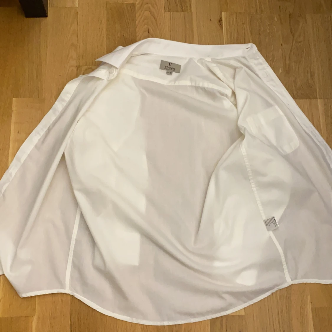 En vit skjorta, storlek 9-10 år 