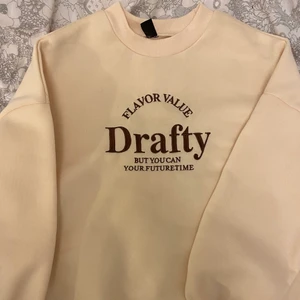 Hoodie - Så fin hoodie som inte kommer till användning💓 Storlek Xs men oversized så den passar nog någon som har upp till storlek M☺️ Nästan helt oanvänd, 150kr + eventuell frakt🌟 Kolla gärna in mina andra annonser!