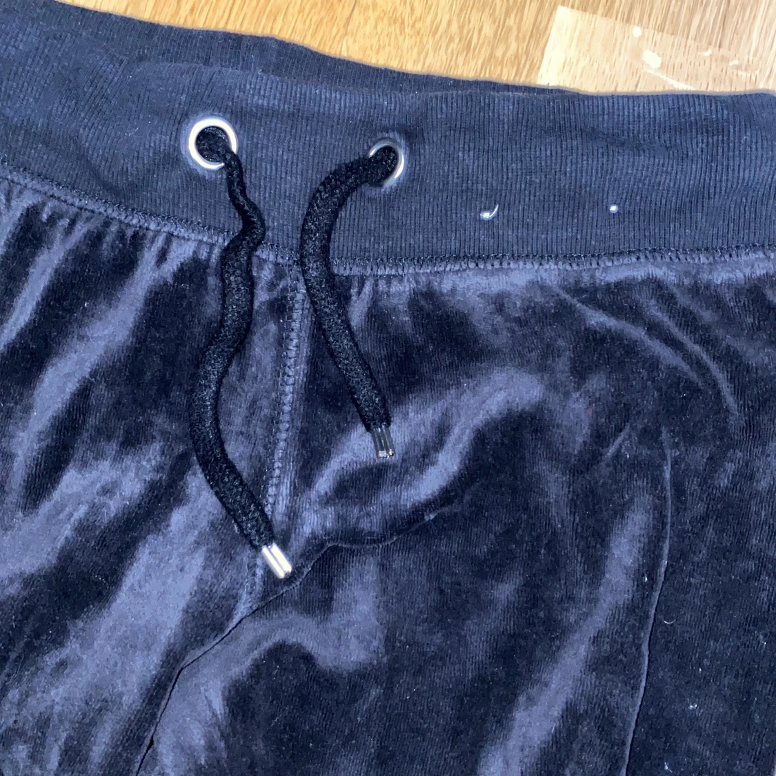 ett var svarta byxor. storlek XS - 90