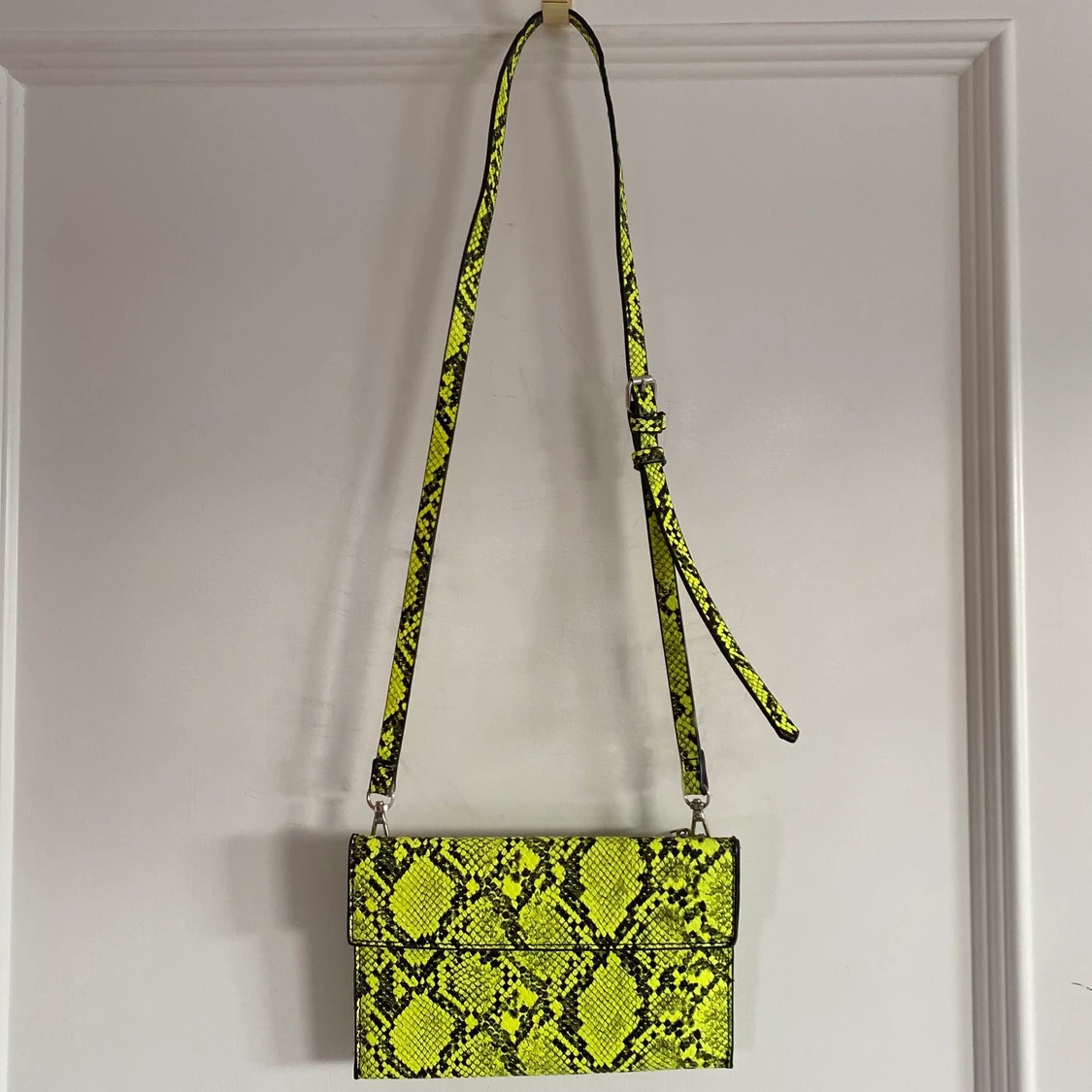 Neongul ormmönstrad väska från Zara - 91