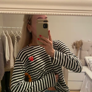 Snygg Play tröja - En skitsnygg randig play tröja (comme des garcons). As sön och går att styla till det mesta! Nypris ligger på 1295 kr.💕