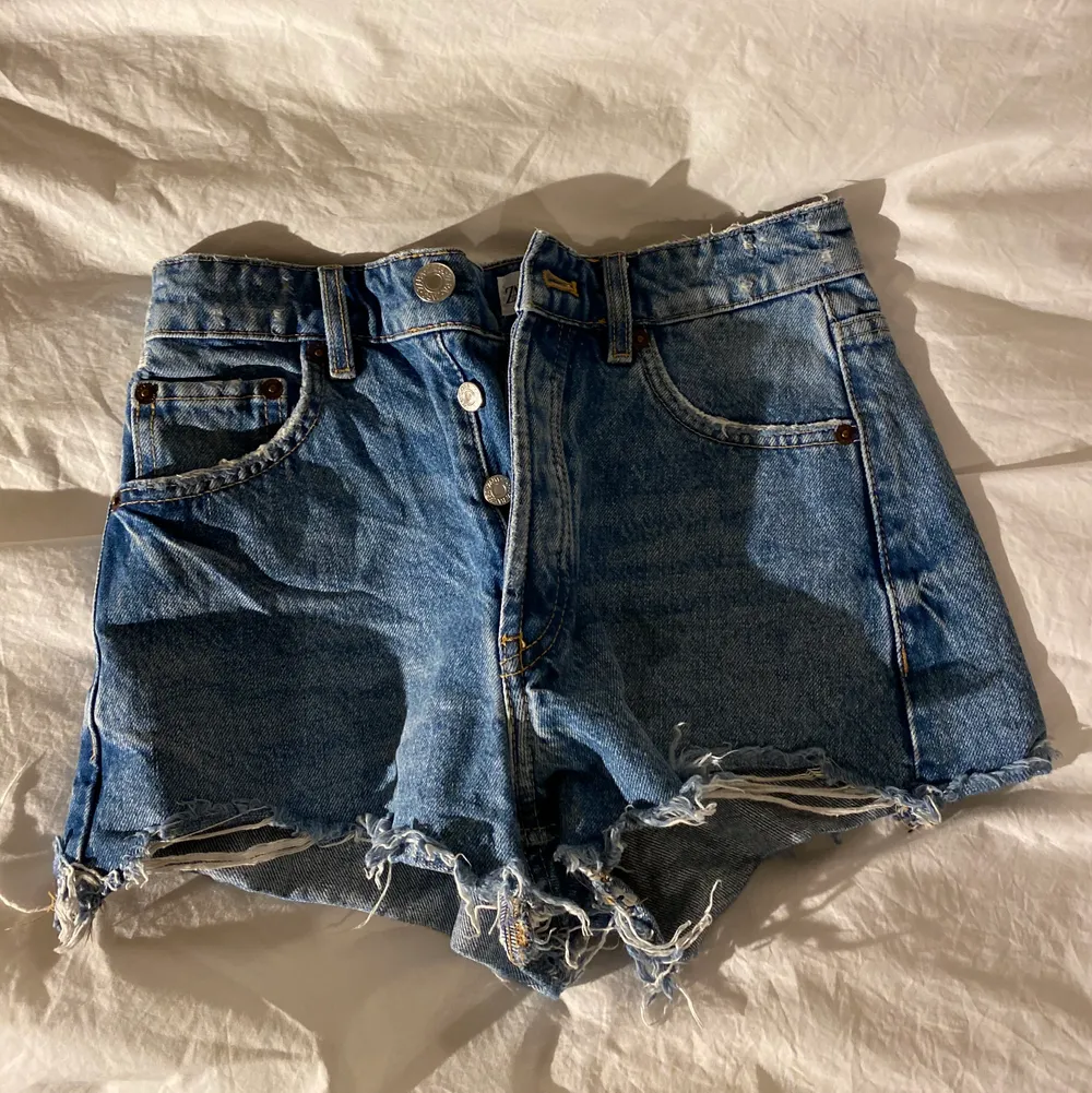 Jätte fina ZARA shorts som tyvärr inte kommer till användning för att de är försmå för mig! Köptes i sommras i Danmark men hade ingen möjlighet att lämna tillbaka de så säljer de nu istället! Köpte för 359kr och säljer för 100kr💓 De passar perfekt till sommaren eller till vintern med ett par strumpbyxor under. Storlek 32 men töjer sig efter en tids användning! Själv har jag inte haft någon användning av dem så alltså jätte bra skick💖Köpare står för frakten som tillkommer 💓 pris kan diskuteras . Shorts.