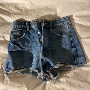Zara shorts  - Jätte fina ZARA shorts som tyvärr inte kommer till användning för att de är försmå för mig! Köptes i sommras i Danmark men hade ingen möjlighet att lämna tillbaka de så säljer de nu istället! Köpte för 359kr och säljer för 100kr💓 De passar perfekt till sommaren eller till vintern med ett par strumpbyxor under. Storlek 32 men töjer sig efter en tids användning! Själv har jag inte haft någon användning av dem så alltså jätte bra skick💖Köpare står för frakten som tillkommer 💓 pris kan diskuteras 