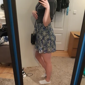 Blommiga shorts/kjol - Blommiga shorts som ser ur som en kjol. Använd ca 1 gång så är i nyskick, inga fläckar eller liknande. Storlek M men sitter som en S/M och är väldigt stretchigt material.