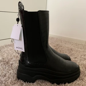 Monki Boots  - Hej! Säljer dessa super snygga bootsen köpta från Monki i modellen ”STINA BOOT VEGAN”. Köpta för 600kr men säljer för endast 240kr eftersom de bara står i garderoben och inte kommer till någon användning! Storlek 39 och de är ”true to size”. Endast provade 🥰 