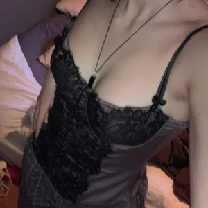 Korsett topp - Säljer denna super fina korsett aktiga toppen eller vad man ska säga, den knäpps i fram med hakar❣️kommer inte till användning, står att storleken är 75B men funkar på C också!