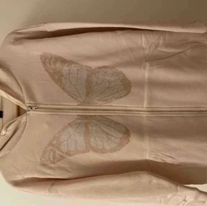 Fjärills  sweatshirt  - Sweatshirt med borstad insida , har andvänds 1 gång tidigare💕 jätte skönt tyg av bomull. 