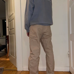 Beige byxor - Skit snygga brallor, kunglig passform, sitter som handen i handsken. Modellen 182cm🥰❤️