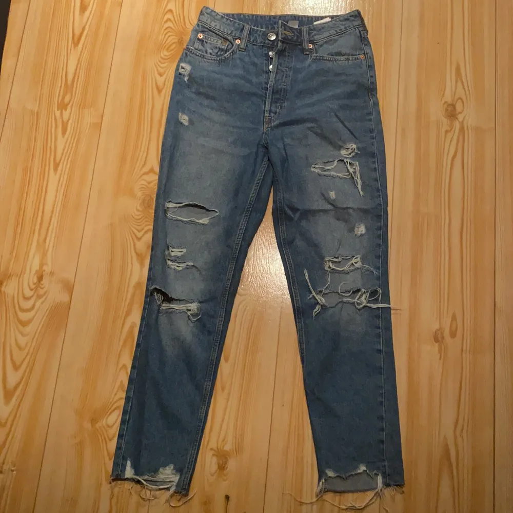 Säljer dessa mom jeans från hm i strl 36. Helt oanvända, säljer på grund av att de är för små. Kontakta mig om du är intresserad💕. Jeans & Byxor.