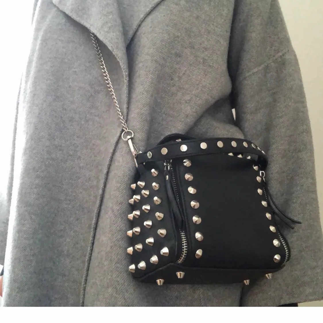 Väska med nitar zara