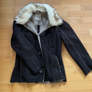 mockajacka med päls - ursöt jacka i mockamaterial med fejkpälskrage! Storlek 42, passar mig som har storlek S-M. Köpte den helt ny och har endast använt 1 gång, så superfint skick. ✨