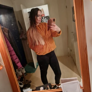 Senapsfärgad Fakepäls  - Såå skönt material!!! Helt ny jag tror till och med prislappen är kvar. Storleken är 36 (den ska va oversize) Men passar även 38