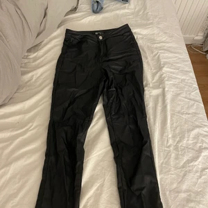 Skinnbyxor  - Ett par svarta skinny skinnbyxor ifrån missquided som sitter jätte fint på, dom är nya och endast provade storlek 38💕