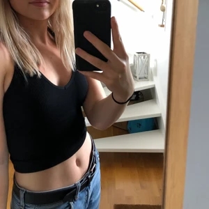 Svart halterneck top - Finaste svarta halterneck toppen i stretchigt material. Storlek m på lappen men passar xxs-s. I bra skick! Priset är exklusive frakt💕