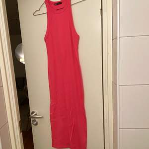 Tajt knallrosa längre klänning från Zara. Slutar på mitten av mina smalben som är 165 cm. Storlek M💗