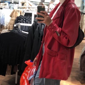 Röd skinnjacka  - Super cool skinn jacka! 