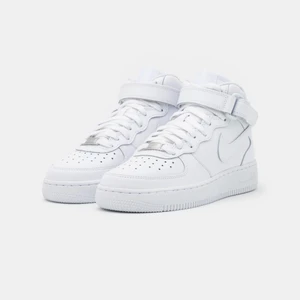 NIKE AIR FORCE 1 MID - Säljer dessa air force i gott skick! Storlek 36, nypris 1000:- 