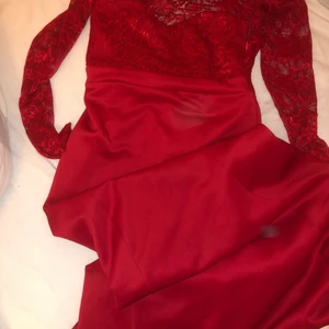 Röd klänning storlek M passar S lika bra - Använd en gång till en fest, nästan som ny. Ljusare i verkligheten än på bilden jag la upp. Pris kan diskuteras 