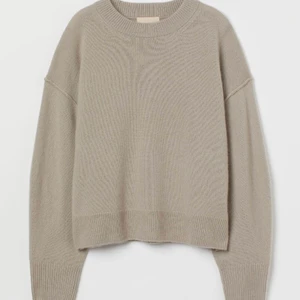 Kashmir tröja - En helt ny tröja från hm med lappar kvar!! Tröjan är suuuper fin och stickad i kashmirs så väldigt mjuk. säljer endast då den är i fel storlek för mig och kvittot är slängt… men nypris 1299kr🐑🤍🤎