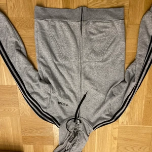 Adidas kofta - Sälja för att den inte används längre