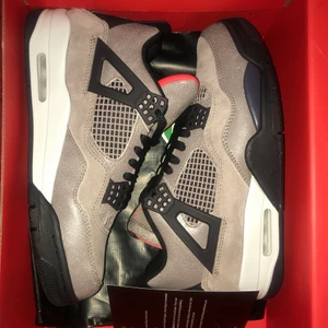 Jordan 4s  - Oanvända Jordan 4s i taupe haze. Storlek 41, skriv vid frågor och fler bilder. Frakt betalas av köparen😁