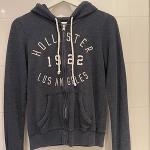 Hollister kofta - En fin kofta med luva från hollister som stängt. Storlek xs. Inga hål eller fläckar. Säljer för att den inte passar längre 