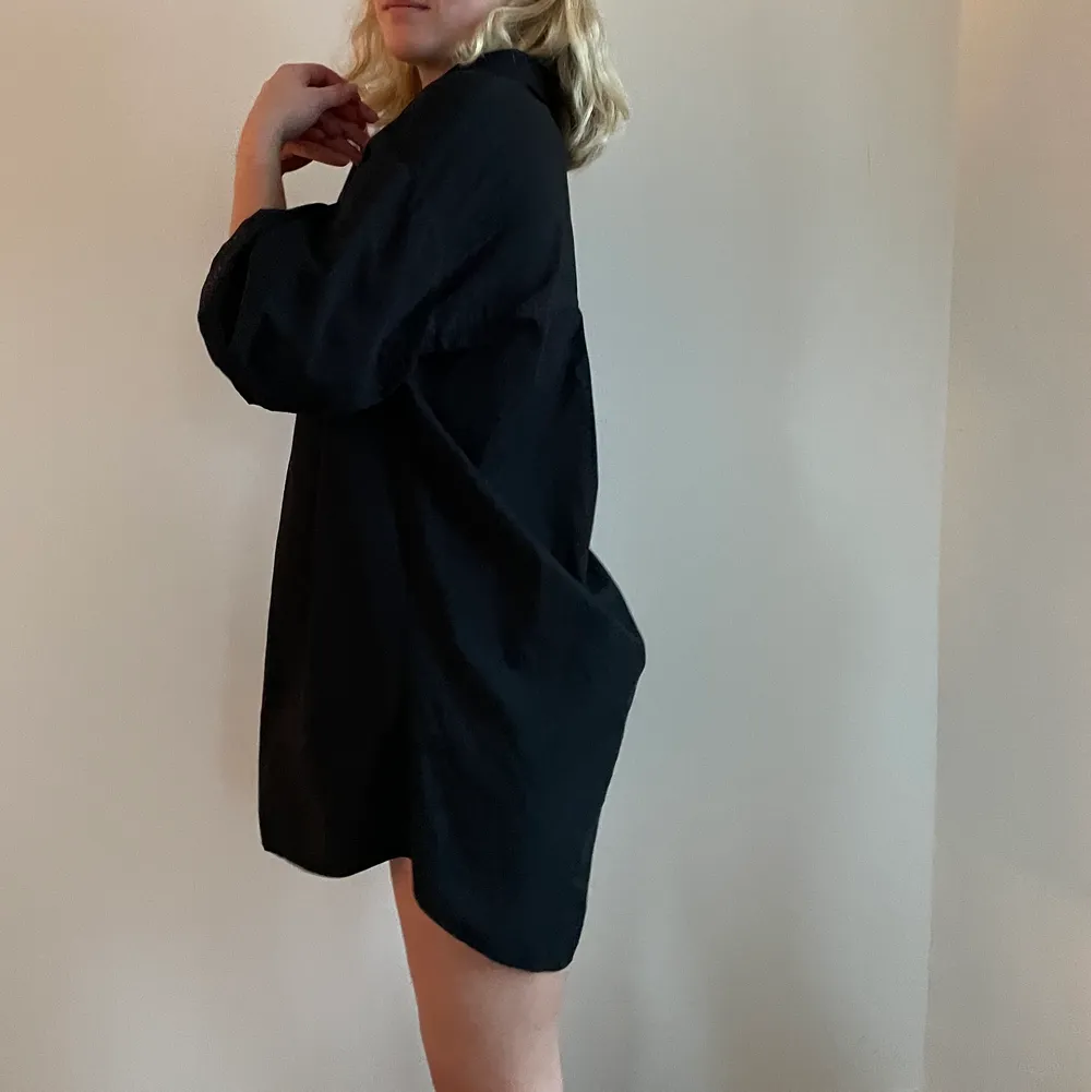 Super fint svart klänning, längre i backsidan och super fint V cut 🌸 Frakt tillkommer . Klänningar.