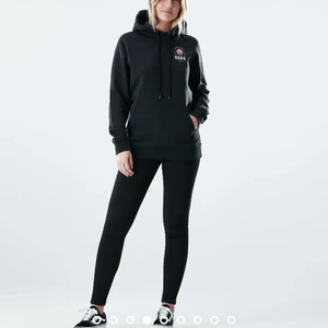 dope hoodie  - säljer denna dope hoodien som är andvänd 1 gång och köpt för en månad sen cirka så den är i absolut nyskick, egna kort på den kan absolut fås💕 storlek M