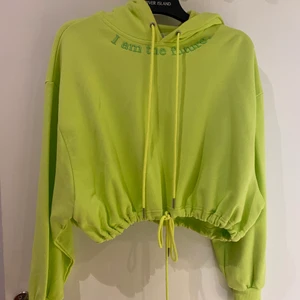 Ballongärm cropped hoodie - Säljer min cropped lime grön hoodie i storlek S, bra skick förutom att en har lite smink märken på främre luvan. Den är ballongärmad och Köpt från junkyard märket är RocketxLunch, säljer den för 60kr! kan mötas upp i Stockholm eller frakt tillkommer 📦