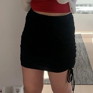 Svart Kjol Med Snören  - Svart Kjol, Ny, Snören på båda sidor, Tajt