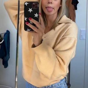 gul stickad - superfin tröja från Gina tricot, nästan exakt kopia av Zaras gula!  Strl M men passar mig som vanligtvis är xs-s 110+frakt