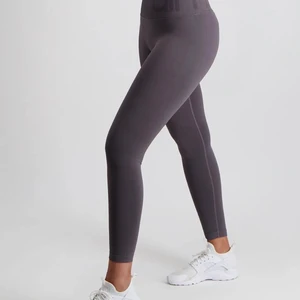 Tights - Jättesnygga och sköna seamless träningstights från Aimn. Storlek S, passar bra på både S och M då de är stretchiga. Jag köpte de för 599kr och de är använda 1 gång. Hör av dig om du undrar något mer😚